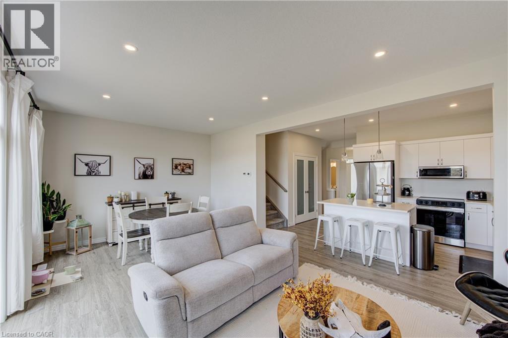 38 Canary Street, Tillsonburg, ON - Indoor Photo Showing Living Room