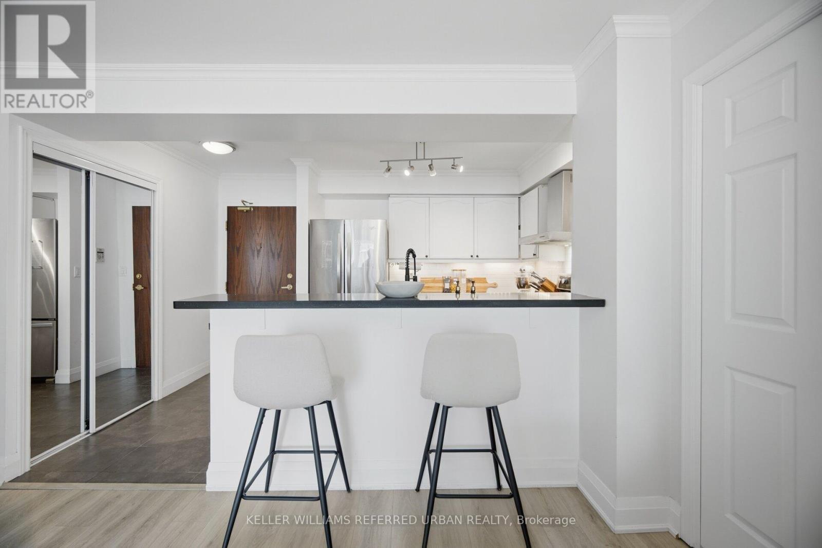 707 - 190 Manitoba Street, Toronto, ON - Indoor Photo Showing Kitchen