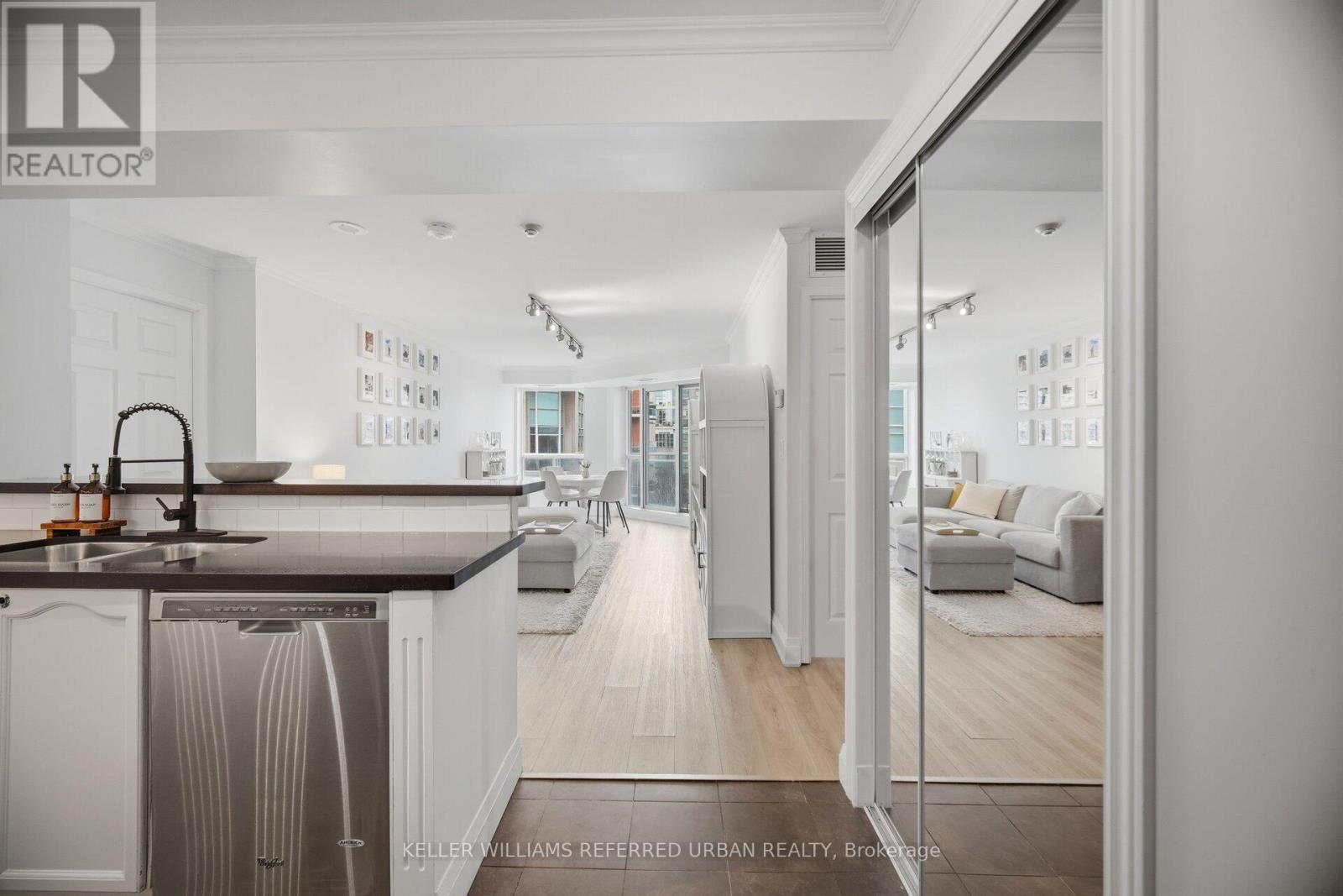 707 - 190 Manitoba Street, Toronto, ON - Indoor Photo Showing Kitchen With Double Sink