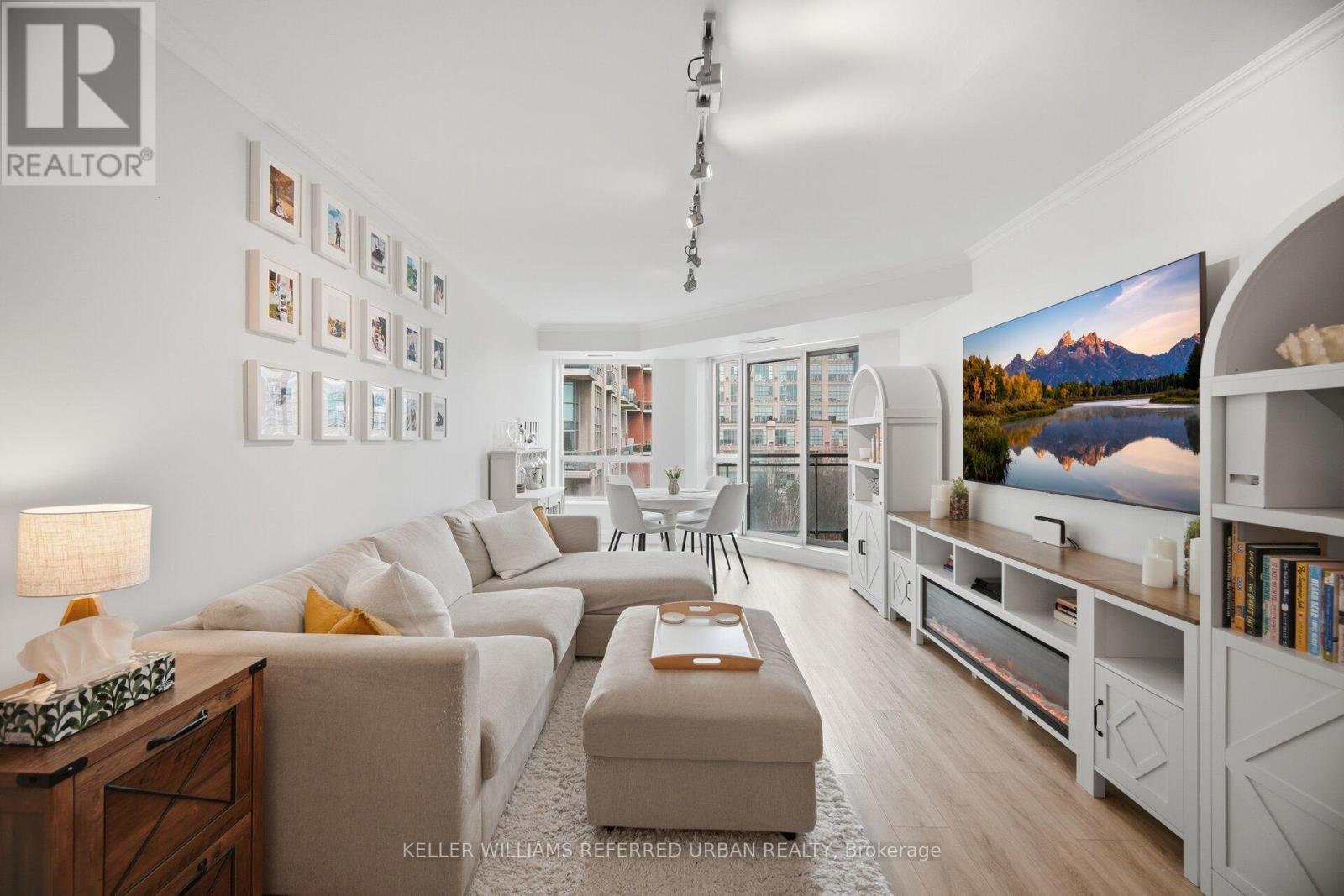 707 - 190 Manitoba Street, Toronto, ON - Indoor Photo Showing Living Room