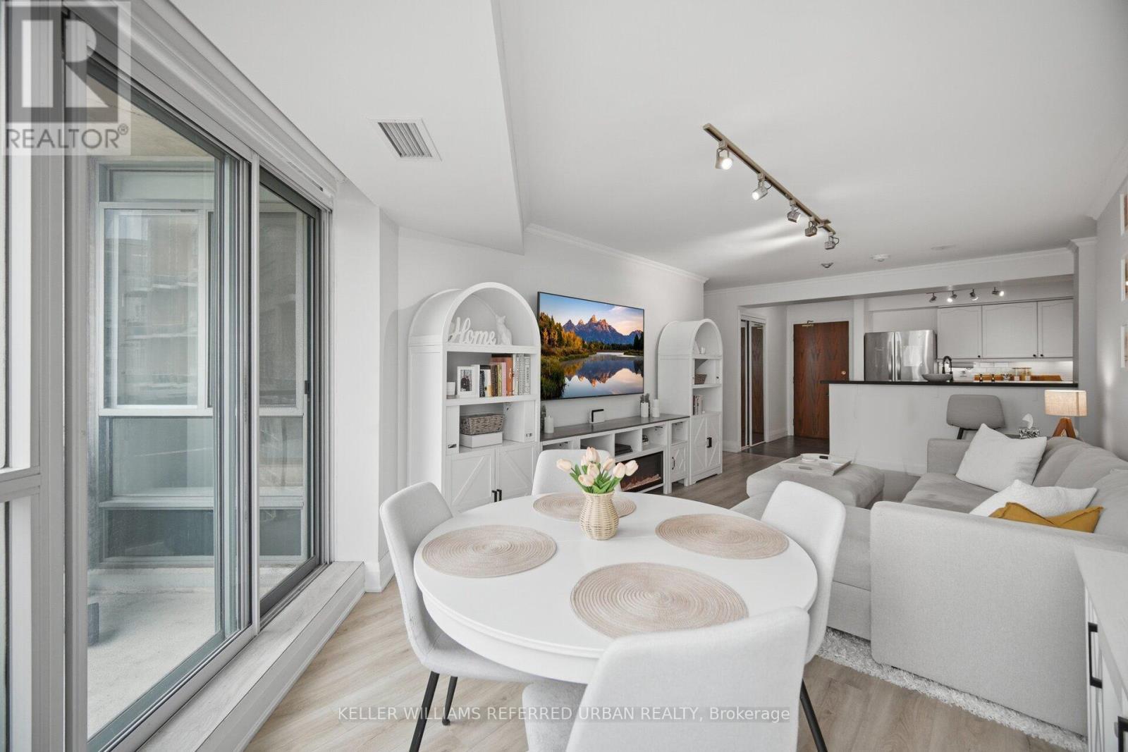 707 - 190 Manitoba Street, Toronto, ON - Indoor Photo Showing Other Room