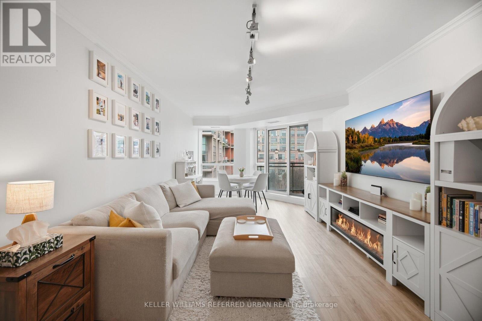 707 - 190 Manitoba Street, Toronto, ON - Indoor Photo Showing Living Room