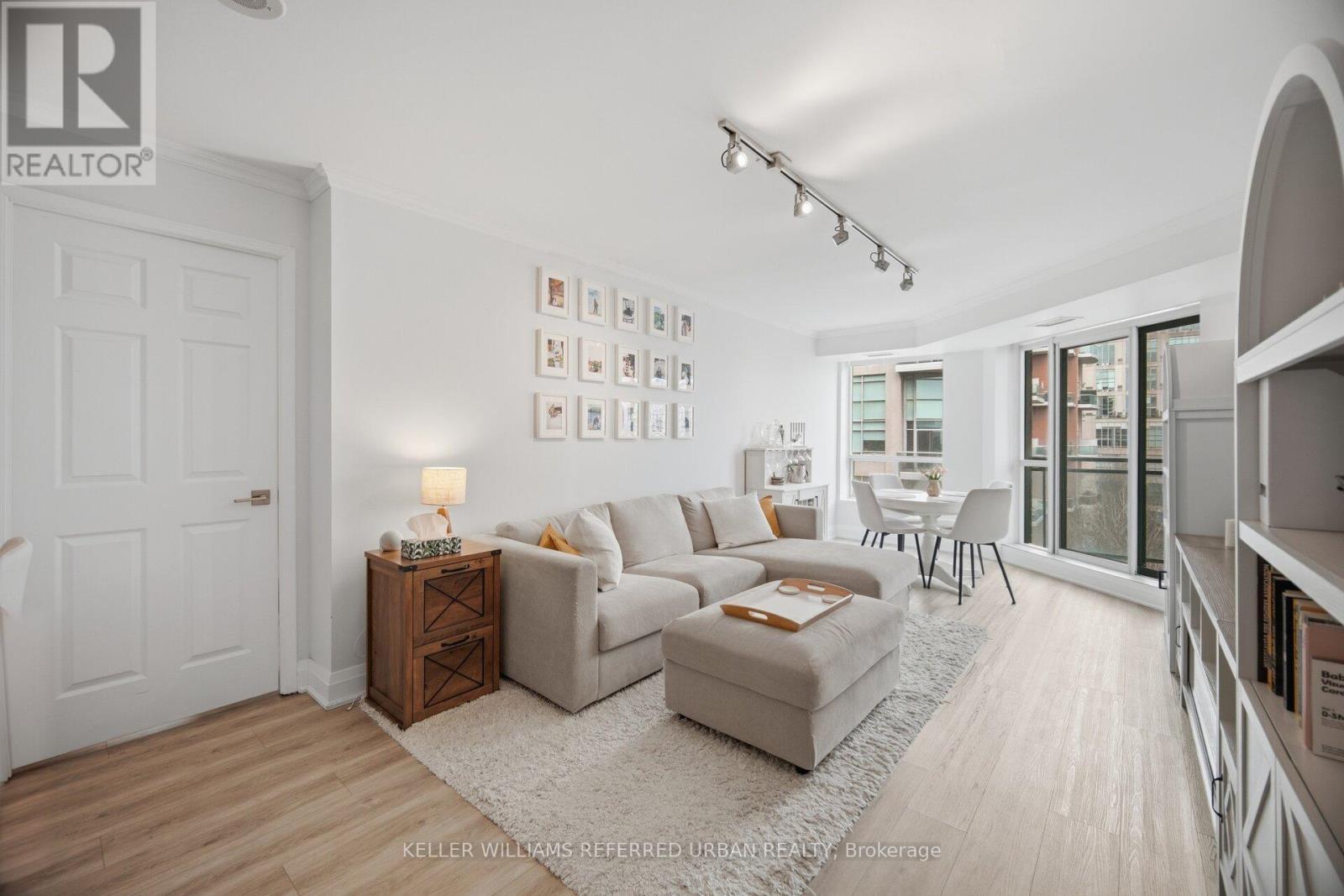707 - 190 Manitoba Street, Toronto, ON - Indoor Photo Showing Living Room