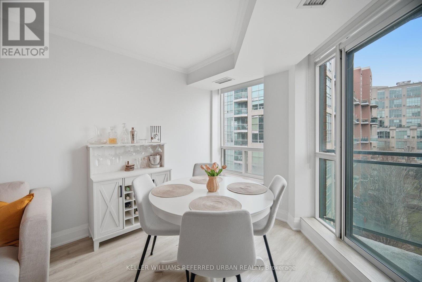 707 - 190 Manitoba Street, Toronto, ON - Indoor Photo Showing Dining Room