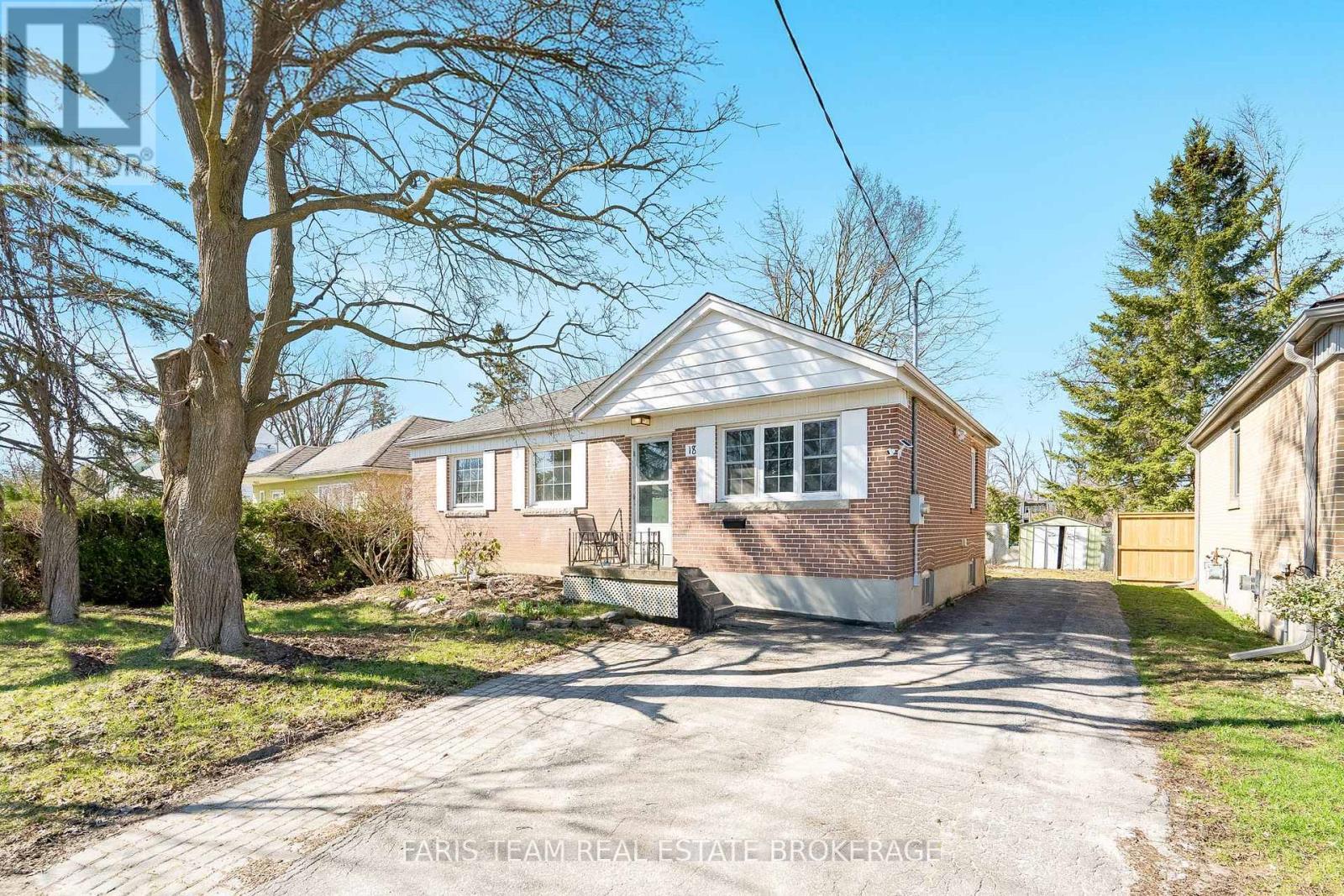 18 Newton Street, Barrie, ON - Outdoor With Facade