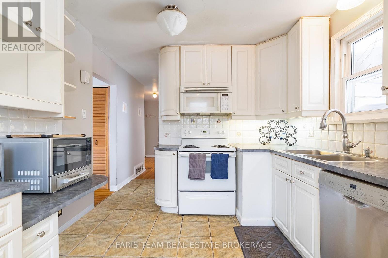 18 Newton Street, Barrie, ON - Indoor Photo Showing Kitchen With Double Sink