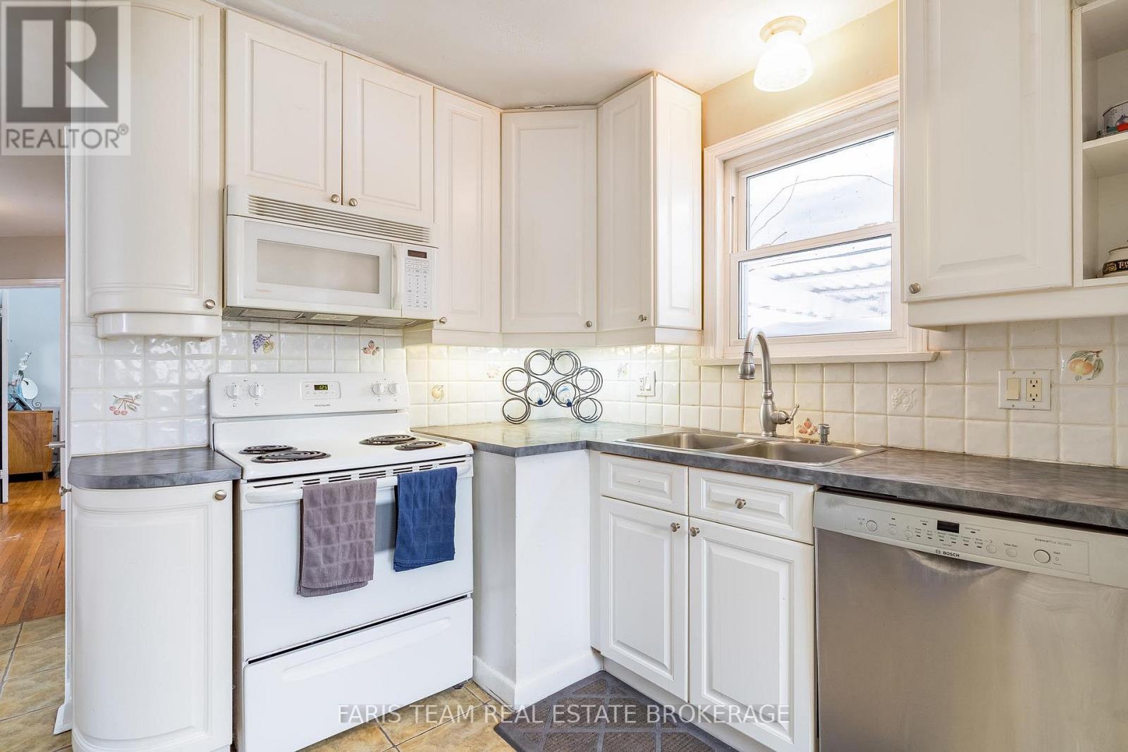 18 Newton Street, Barrie, ON - Indoor Photo Showing Kitchen With Double Sink