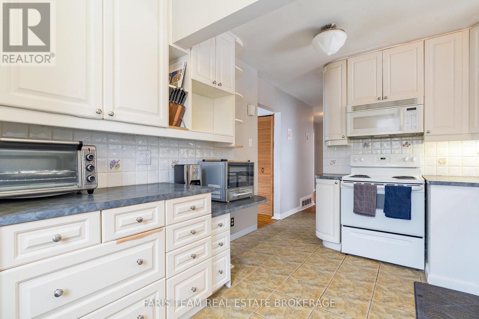 18 Newton Street, Barrie, ON - Indoor Photo Showing Kitchen