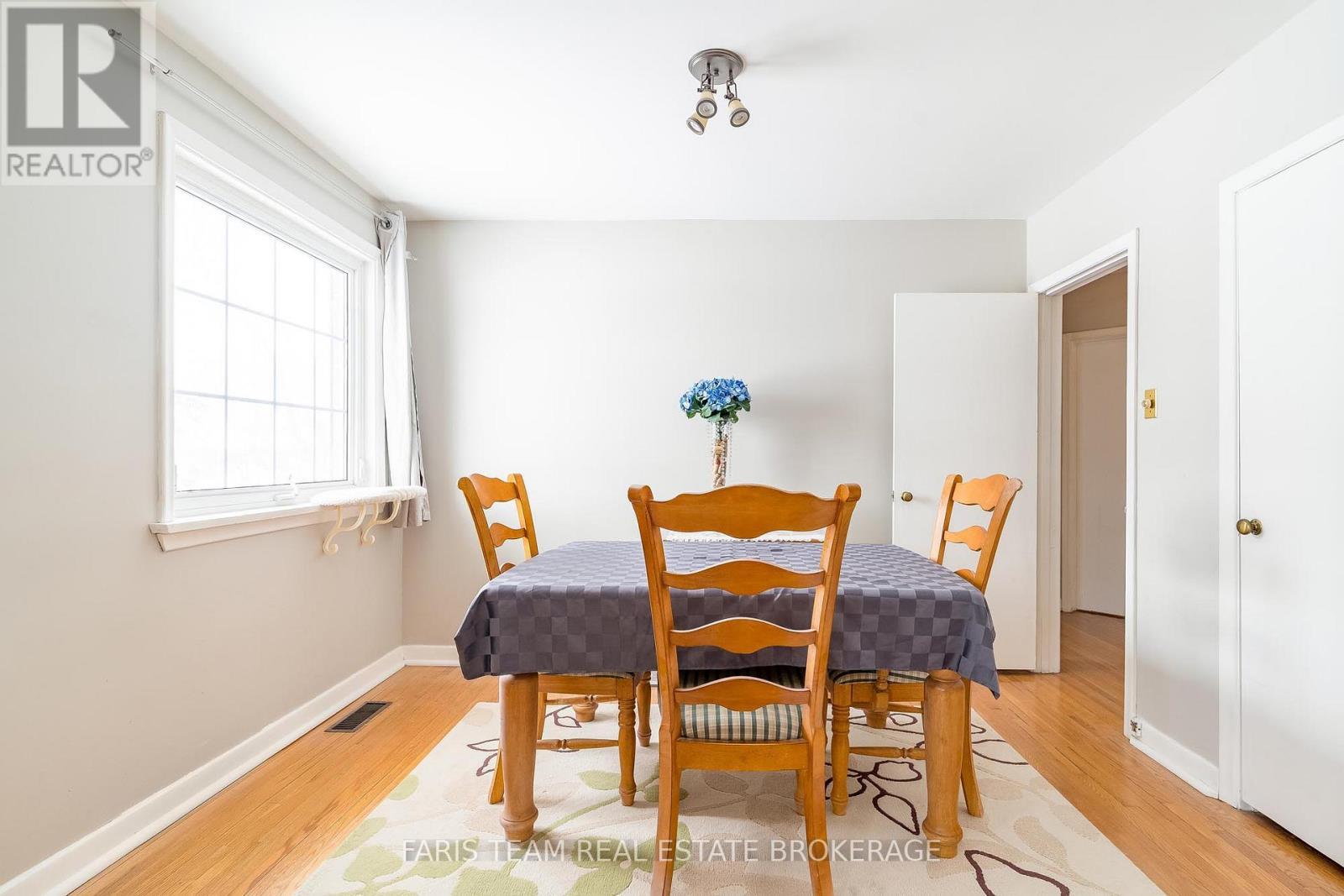 18 Newton Street, Barrie, ON - Indoor Photo Showing Dining Room