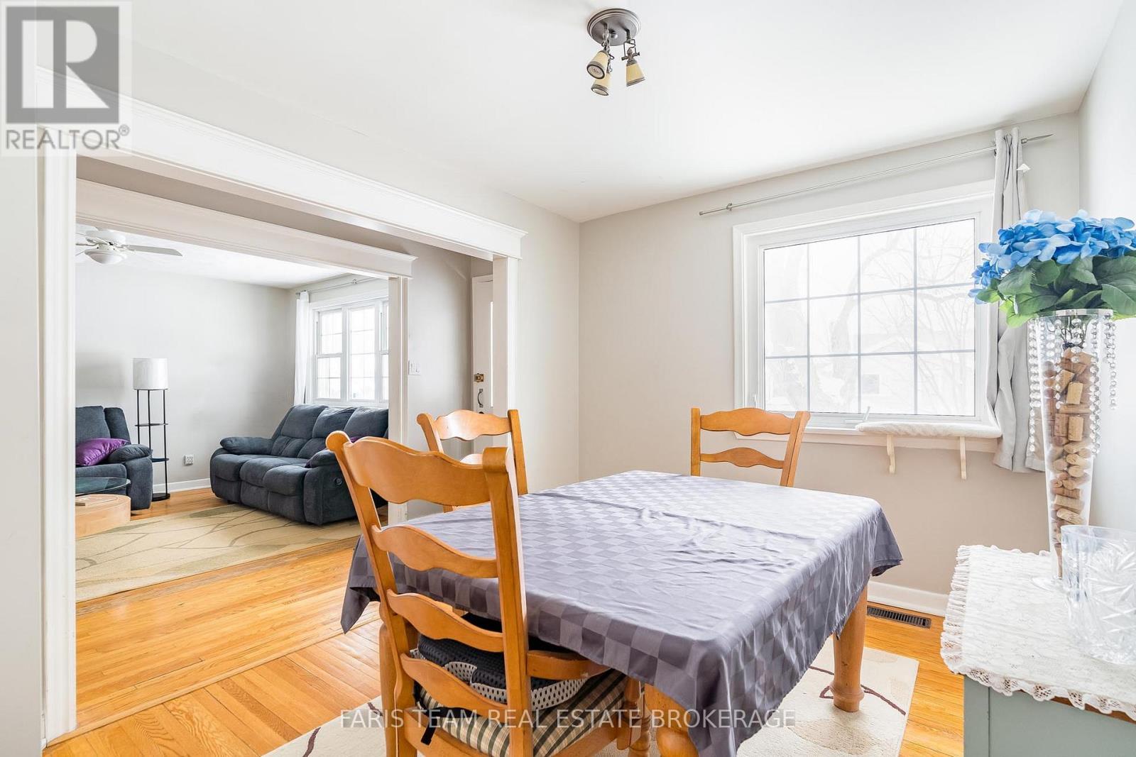 18 Newton Street, Barrie, ON - Indoor Photo Showing Dining Room