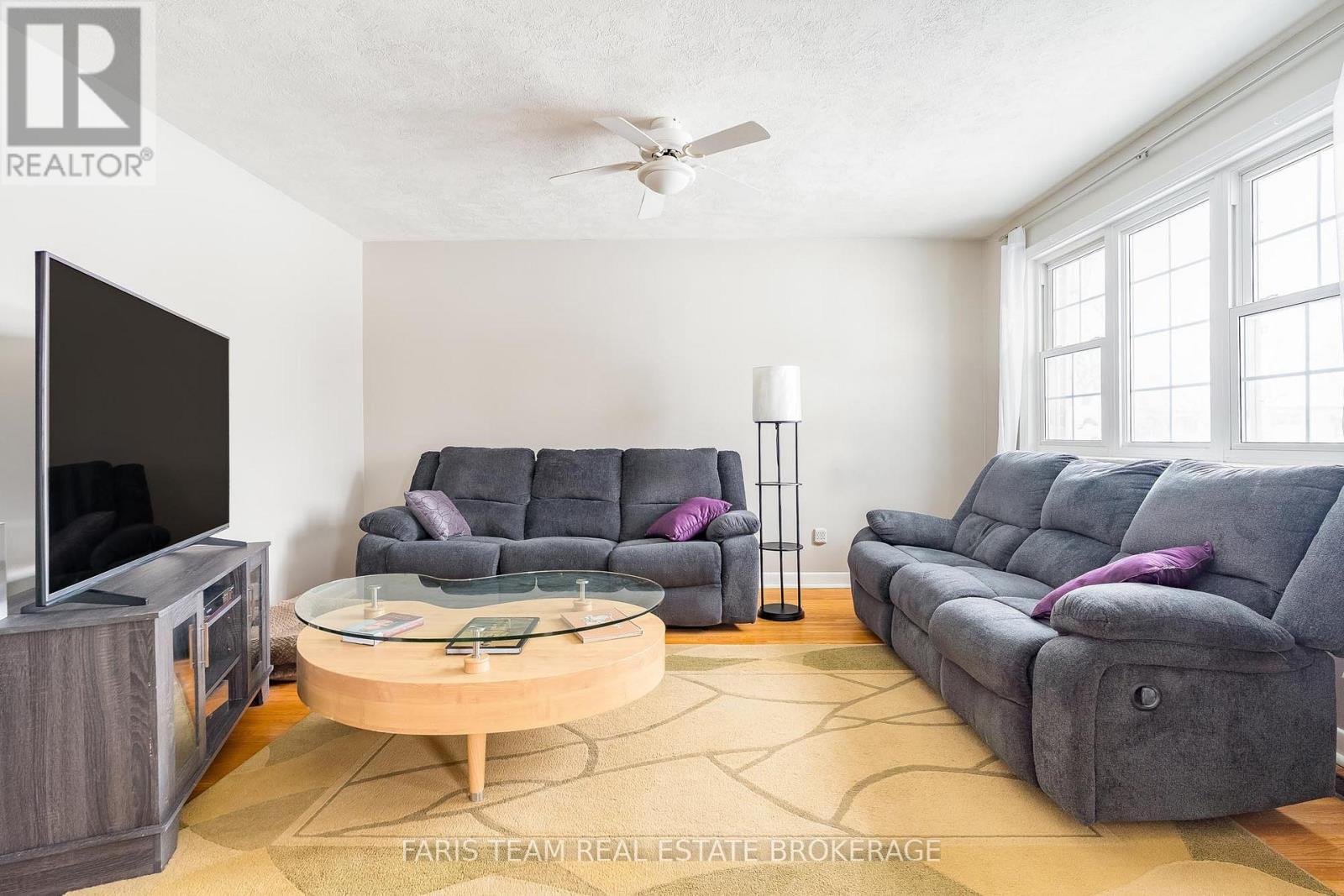 18 Newton Street, Barrie, ON - Indoor Photo Showing Living Room