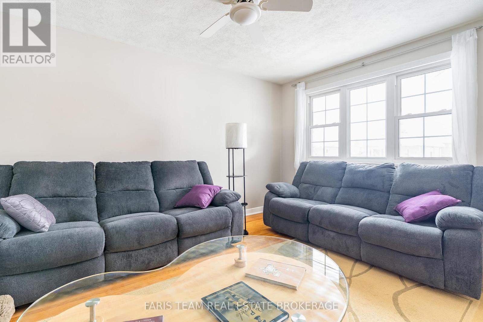 18 Newton Street, Barrie, ON - Indoor Photo Showing Living Room