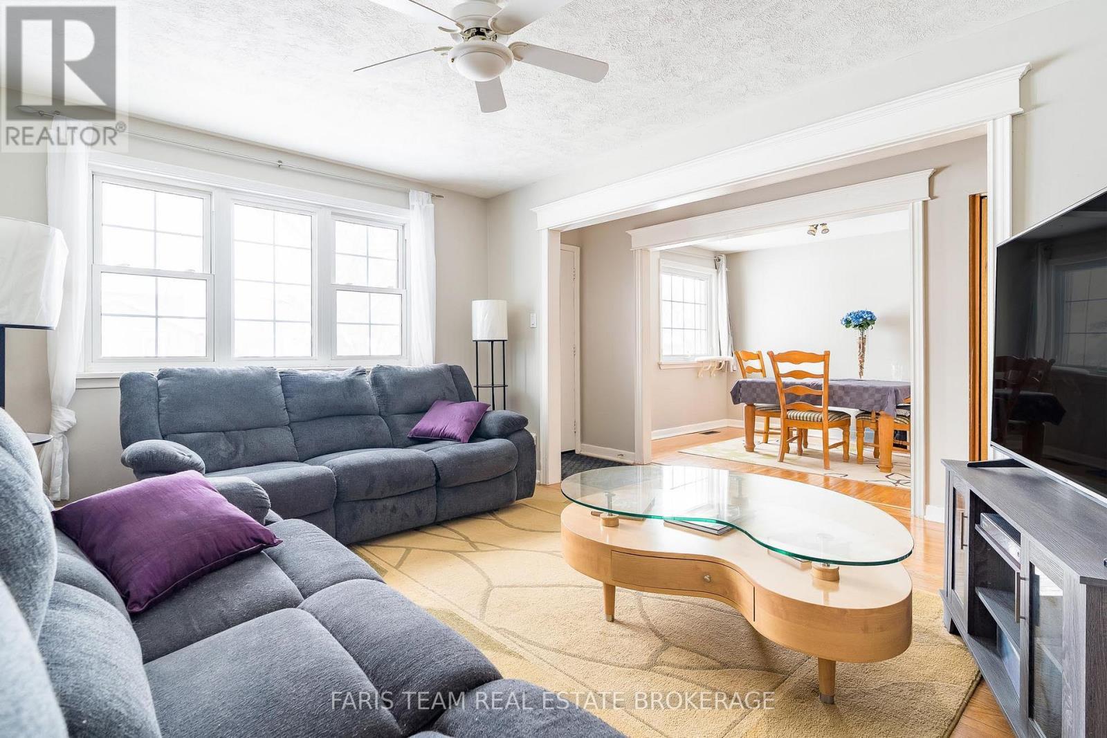 18 Newton Street, Barrie, ON - Indoor Photo Showing Living Room