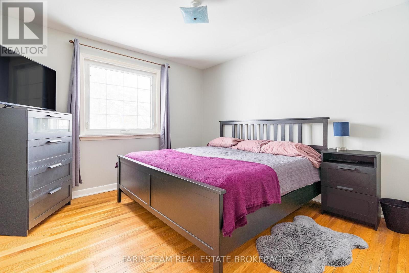 18 Newton Street, Barrie, ON - Indoor Photo Showing Bedroom