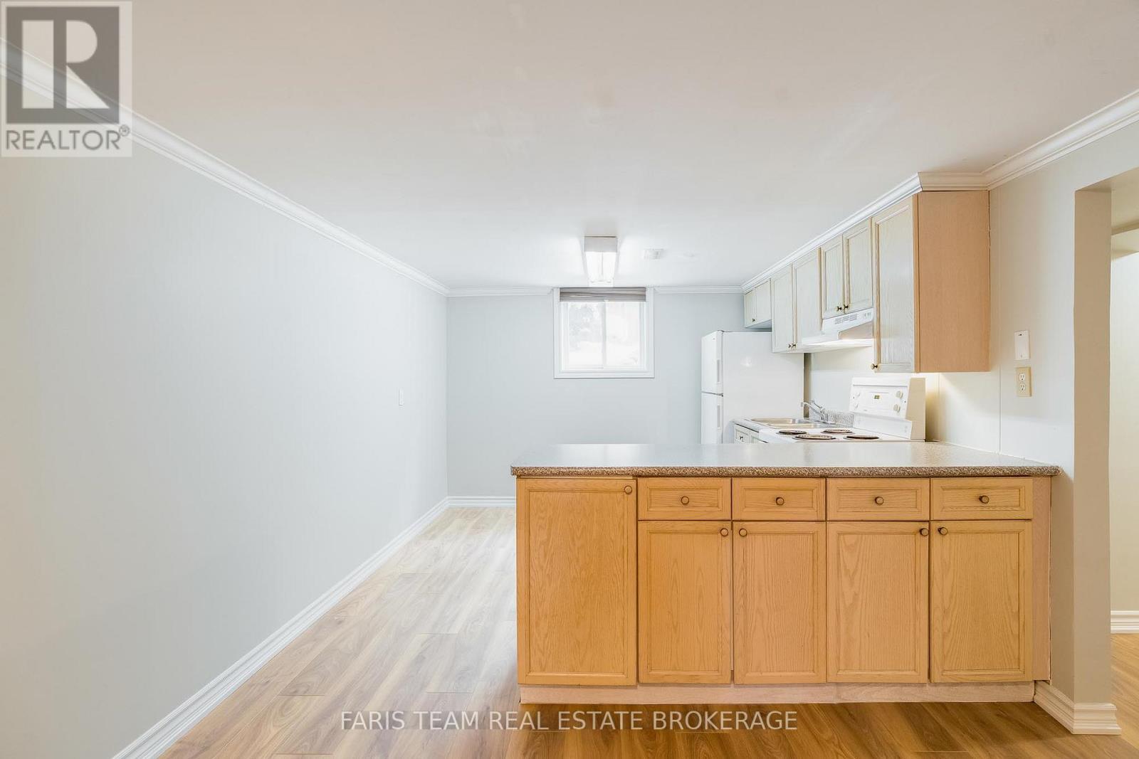18 Newton Street, Barrie, ON - Indoor Photo Showing Kitchen