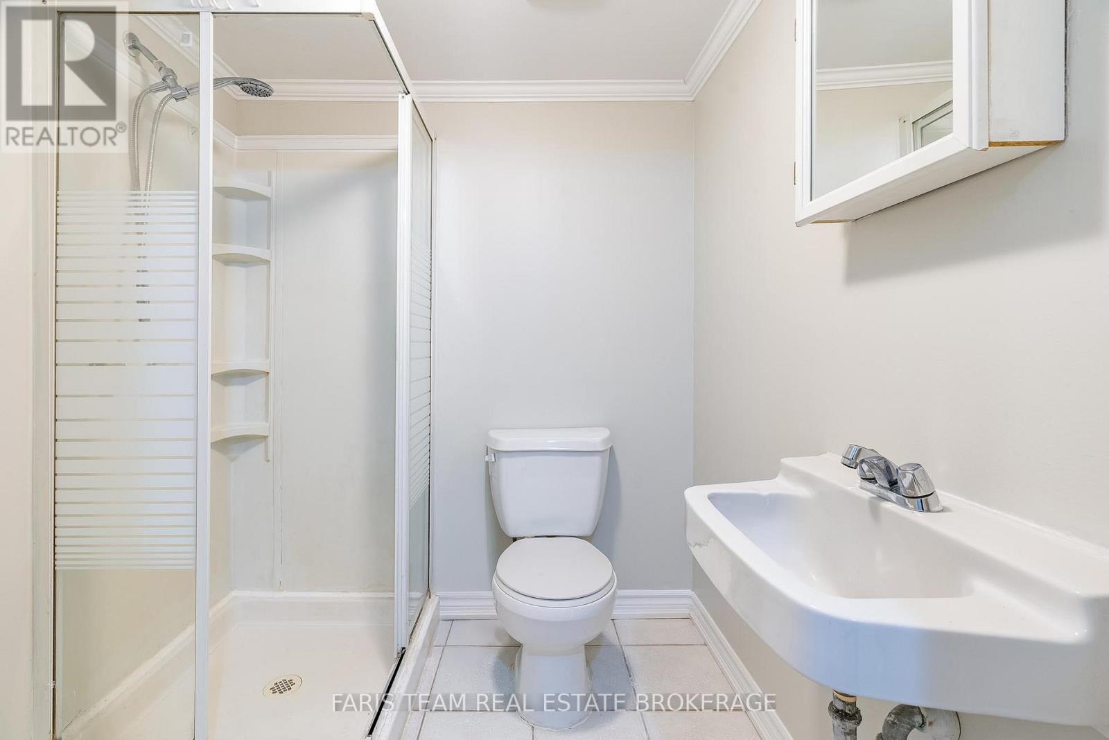 18 Newton Street, Barrie, ON - Indoor Photo Showing Bathroom