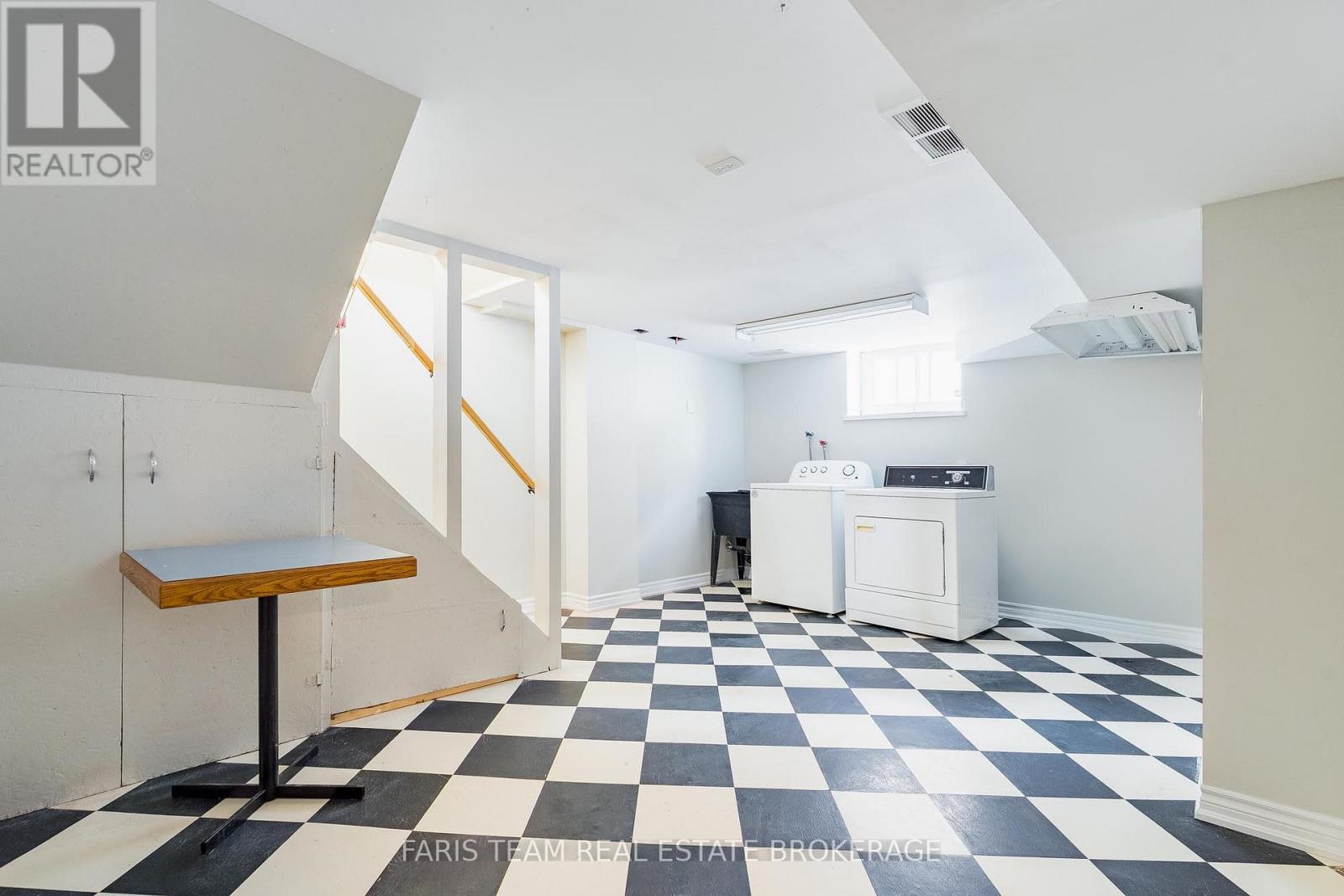 18 Newton Street, Barrie, ON - Indoor Photo Showing Laundry Room