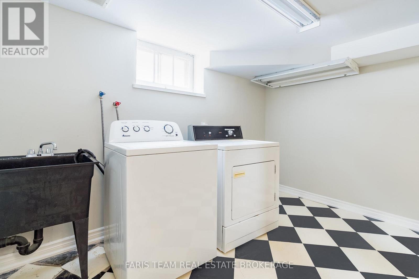 18 Newton Street, Barrie, ON - Indoor Photo Showing Laundry Room