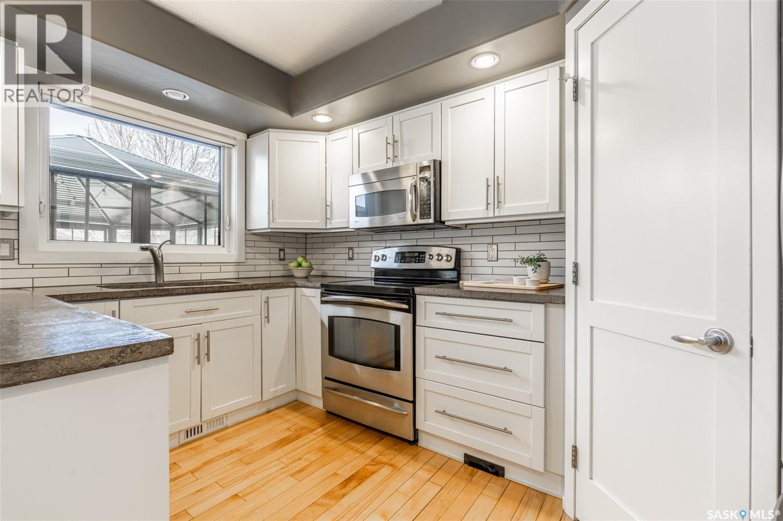 922 Budz Green, Saskatoon, SK - Indoor Photo Showing Kitchen With Upgraded Kitchen