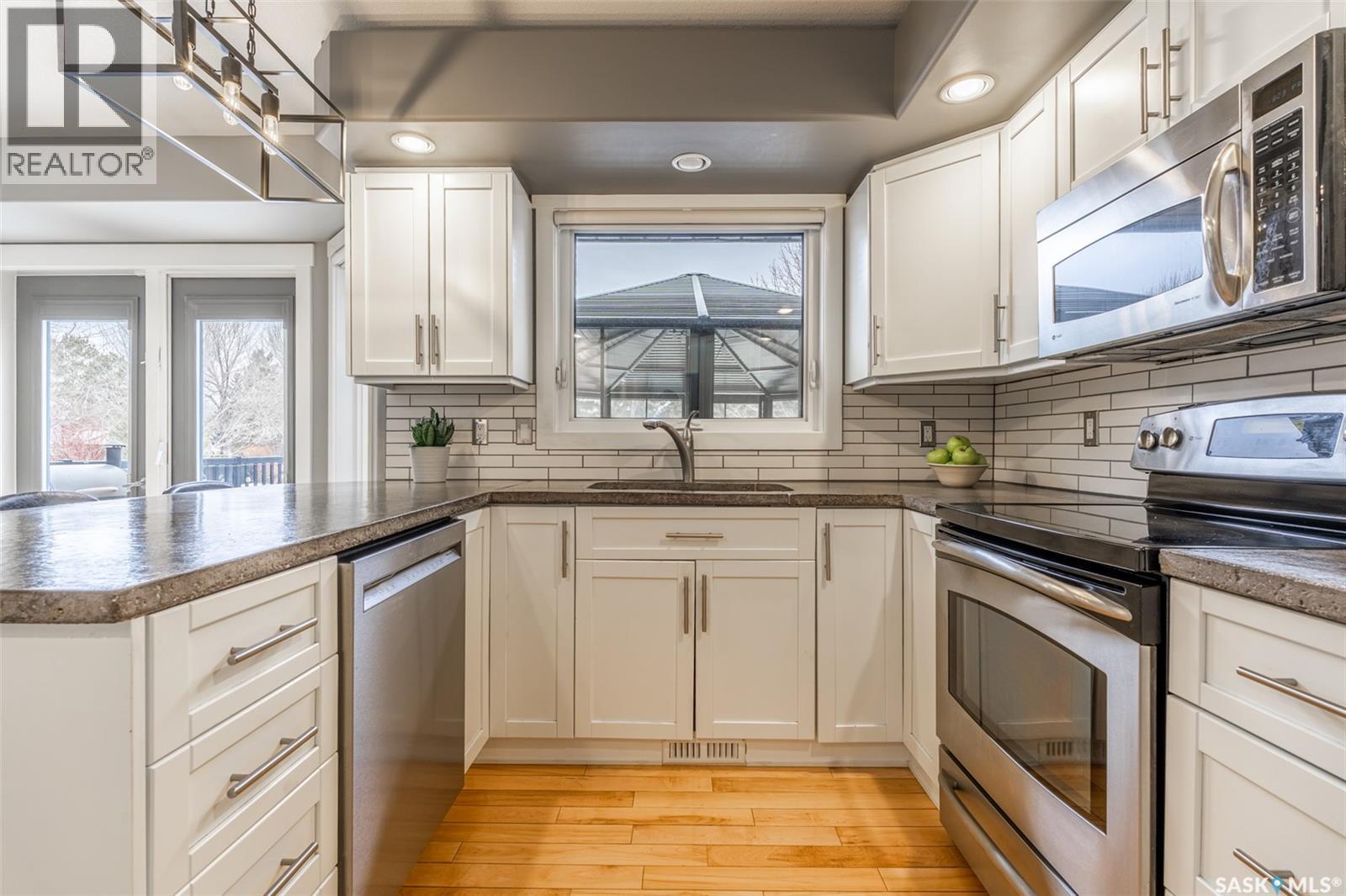 922 Budz Green, Saskatoon, SK - Indoor Photo Showing Kitchen With Stainless Steel Kitchen With Upgraded Kitchen