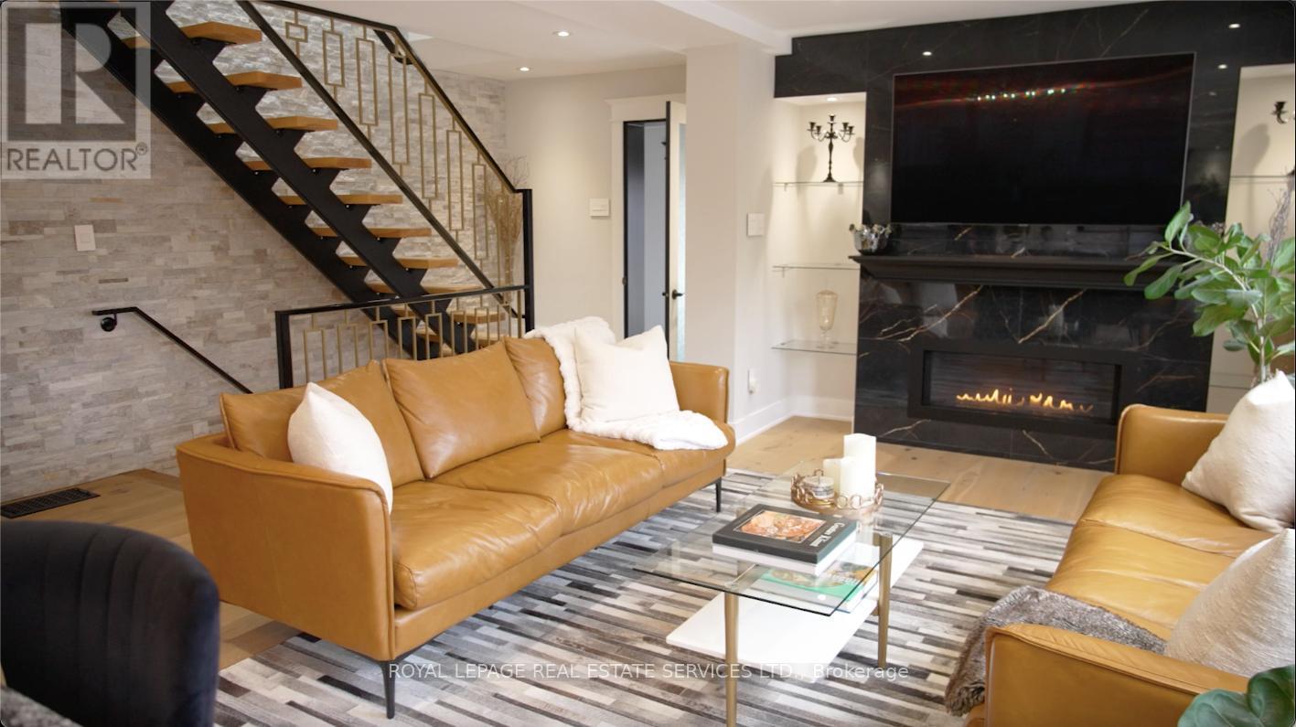 781 Fletcher Valley Crescent, Mississauga, ON - Indoor Photo Showing Living Room With Fireplace