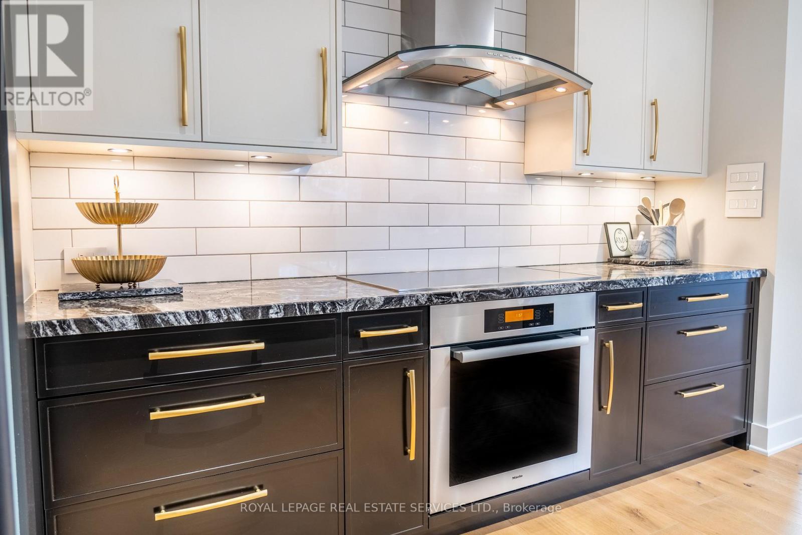 781 Fletcher Valley Crescent, Mississauga, ON - Indoor Photo Showing Kitchen With Upgraded Kitchen