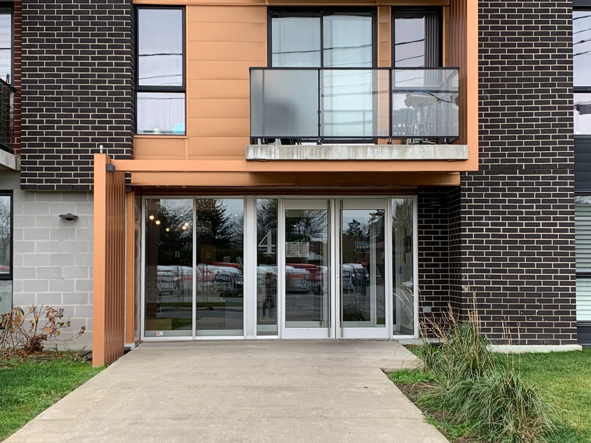 Front of Structure - 105-4 Av. Donegani, Pointe-Claire, QC - Outdoor With Exterior