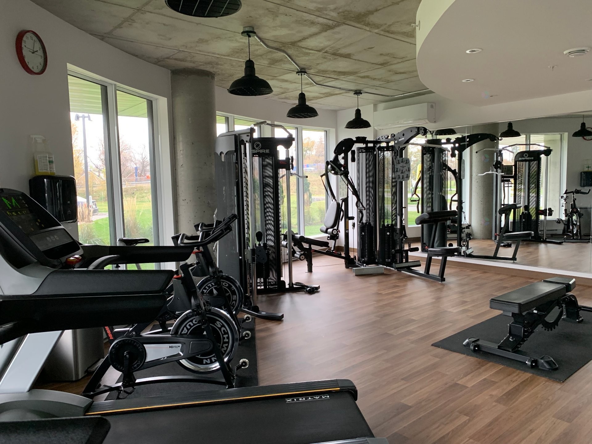 Exercise Room - 105-4 Av. Donegani, Pointe-Claire, QC - Indoor Photo Showing Gym Room