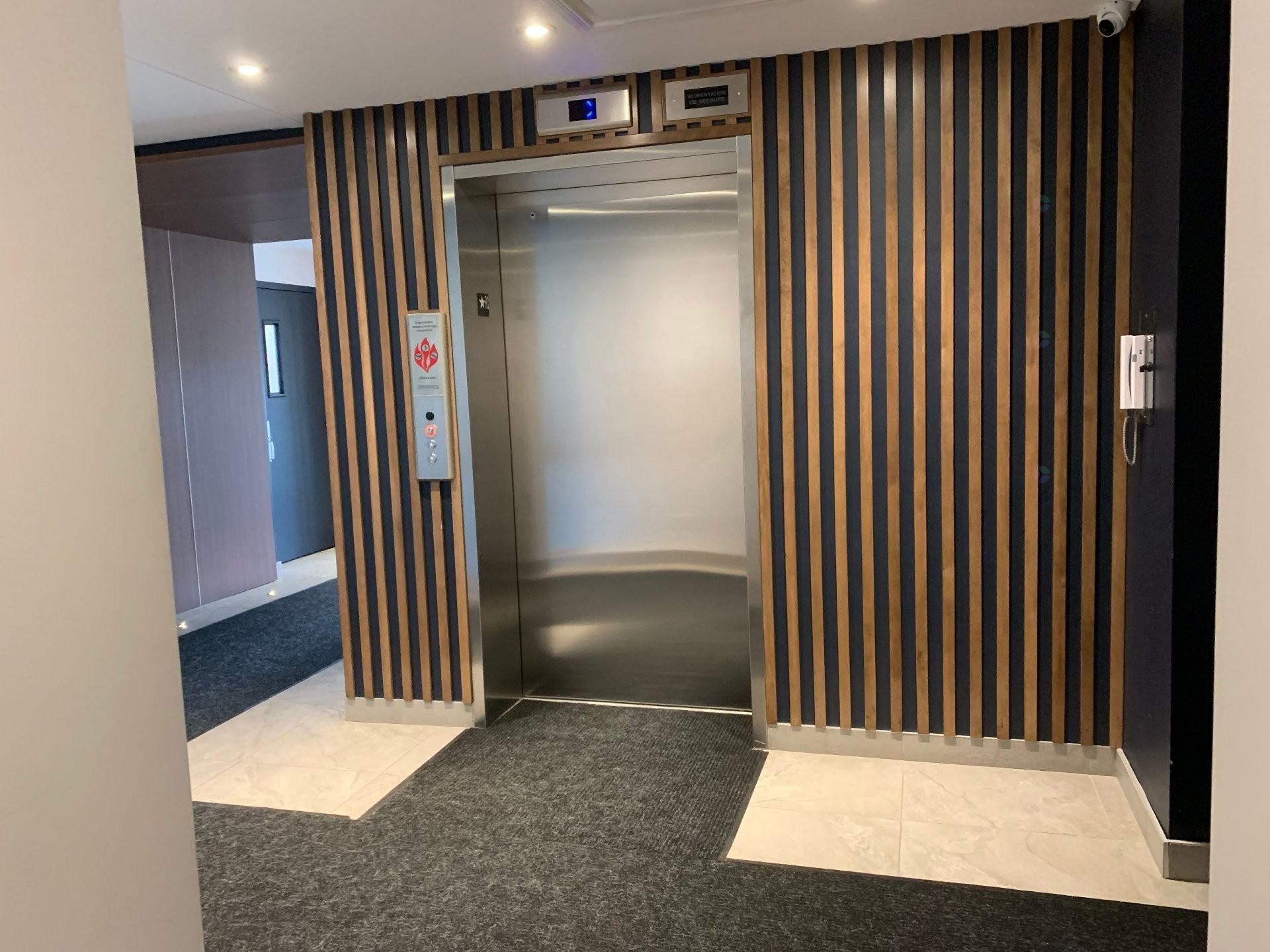 Elevator - 105-4 Av. Donegani, Pointe-Claire, QC - Indoor Photo Showing Other Room