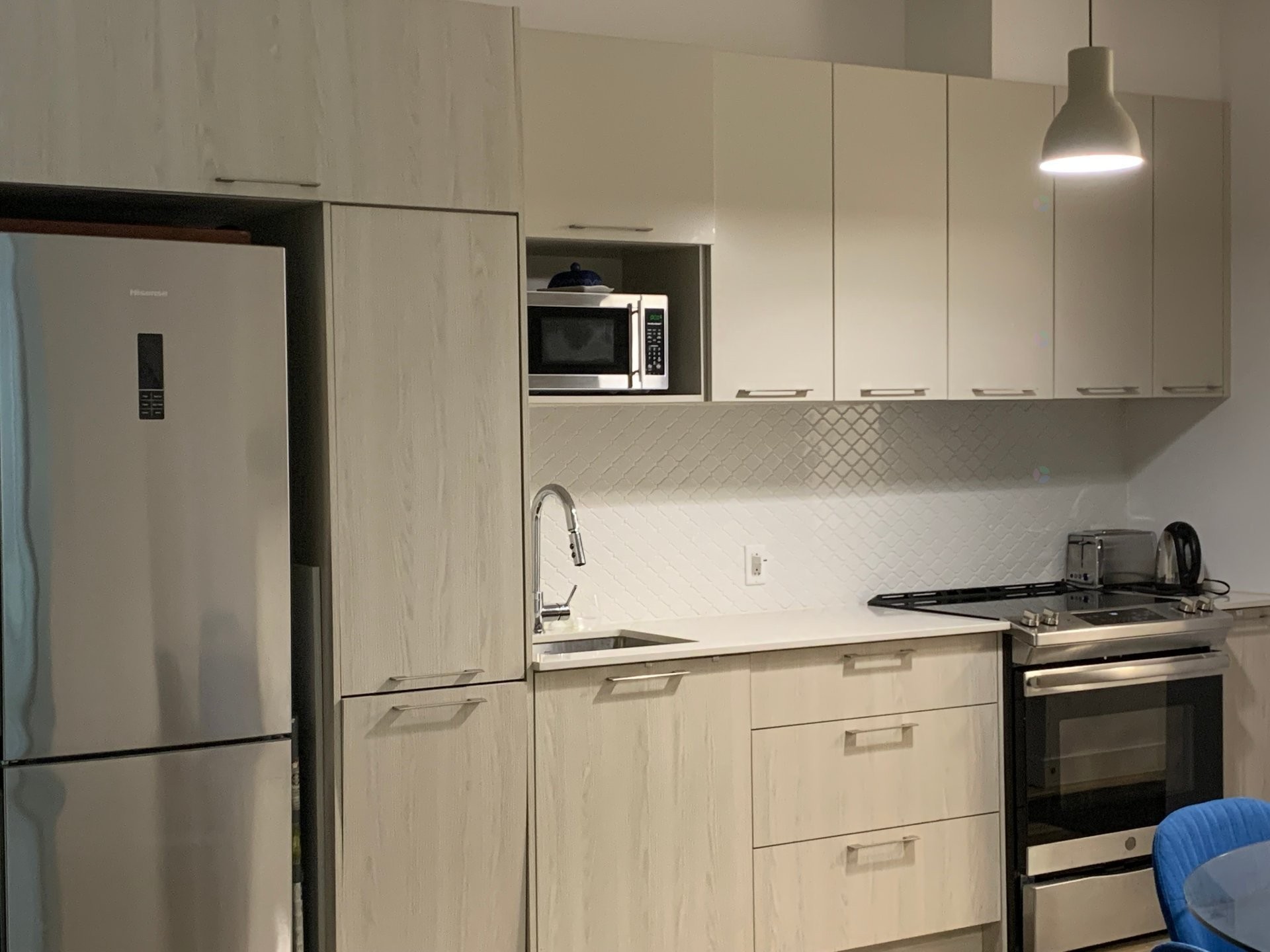 Kitchen - 105-4 Av. Donegani, Pointe-Claire, QC - Indoor Photo Showing Kitchen With Upgraded Kitchen