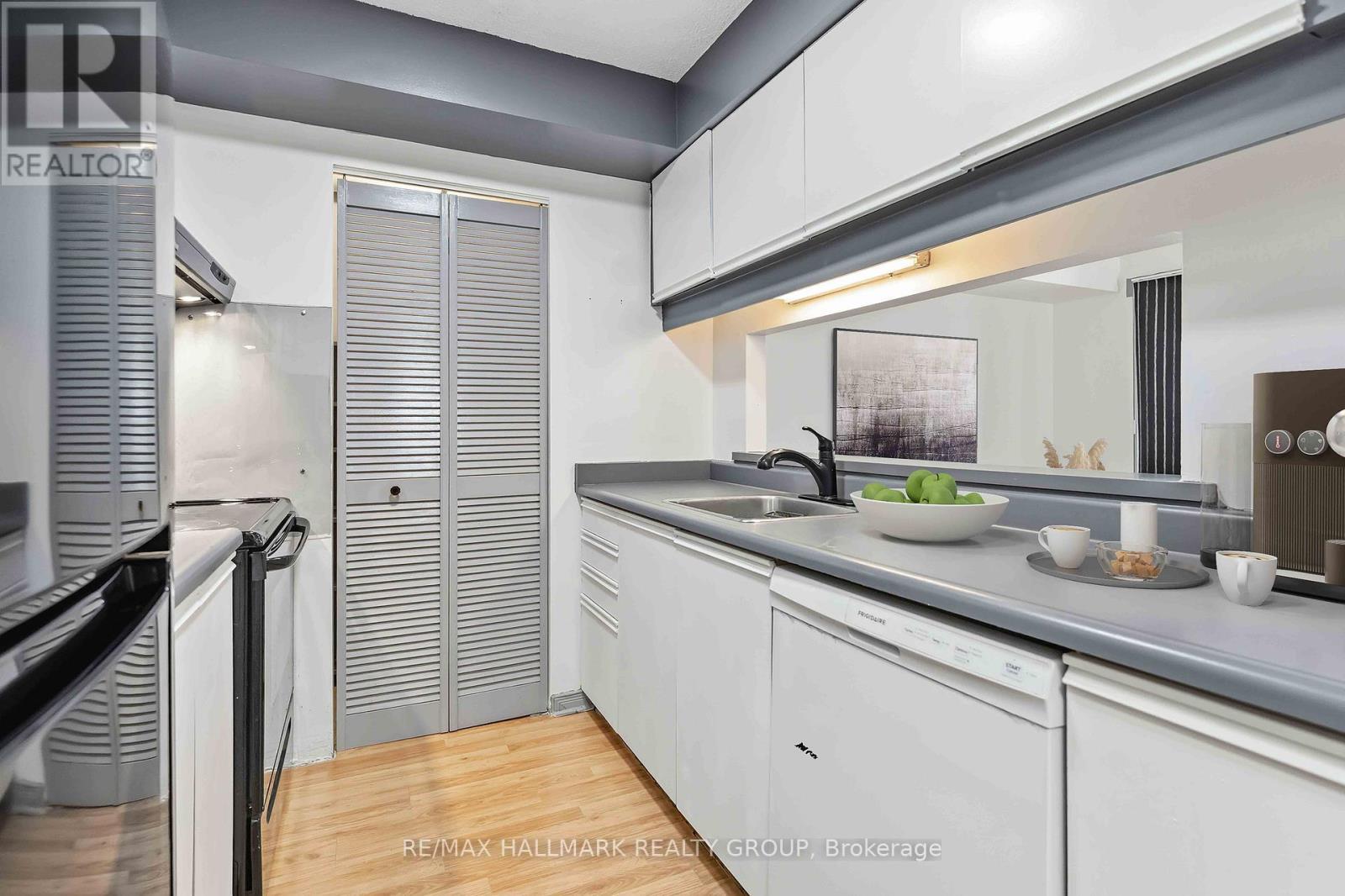 1602 - 199 Kent Street N, Ottawa, ON - Indoor Photo Showing Kitchen