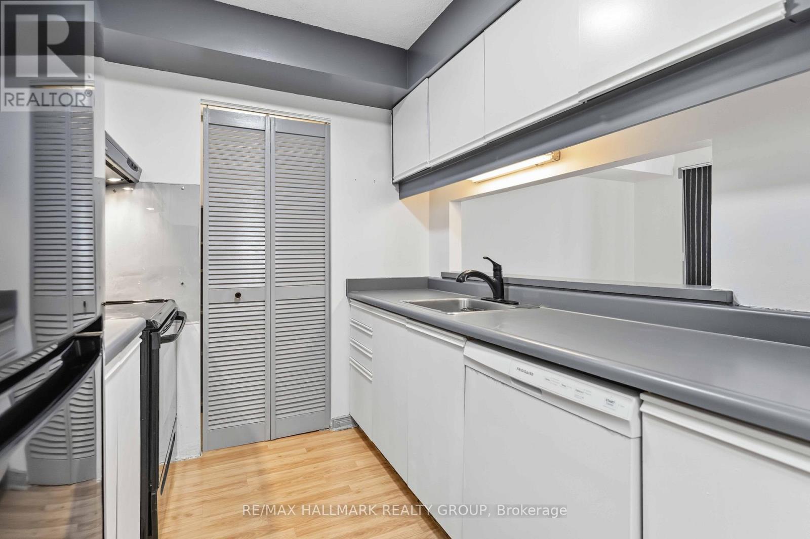 1602 - 199 Kent Street N, Ottawa, ON - Indoor Photo Showing Kitchen