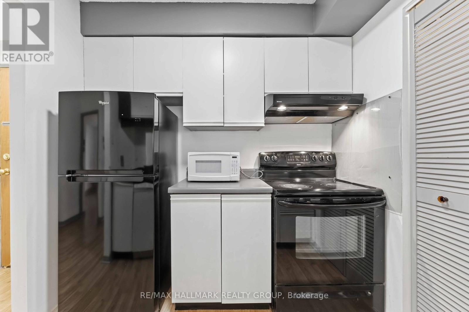 1602 - 199 Kent Street N, Ottawa, ON - Indoor Photo Showing Kitchen