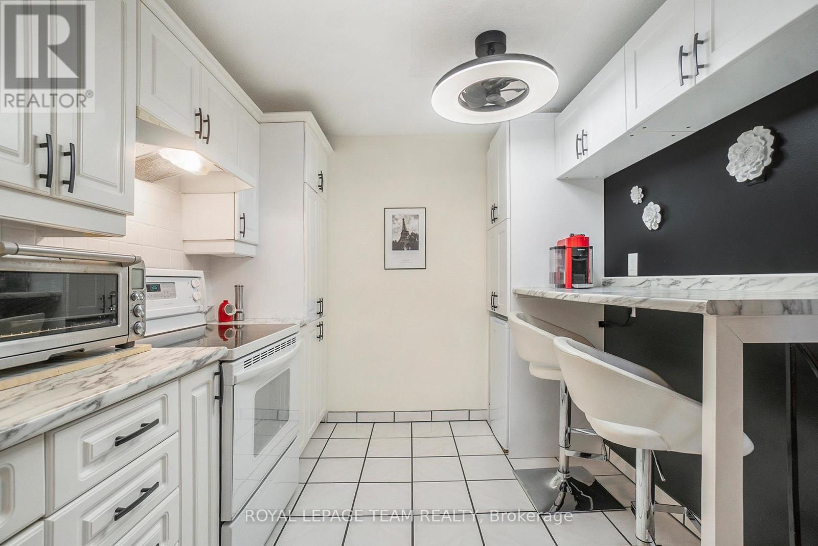 Kitchen Breakfast Bar - 705 - 1356 Meadowlands Drive E, Ottawa, ON - Indoor Photo Showing Kitchen