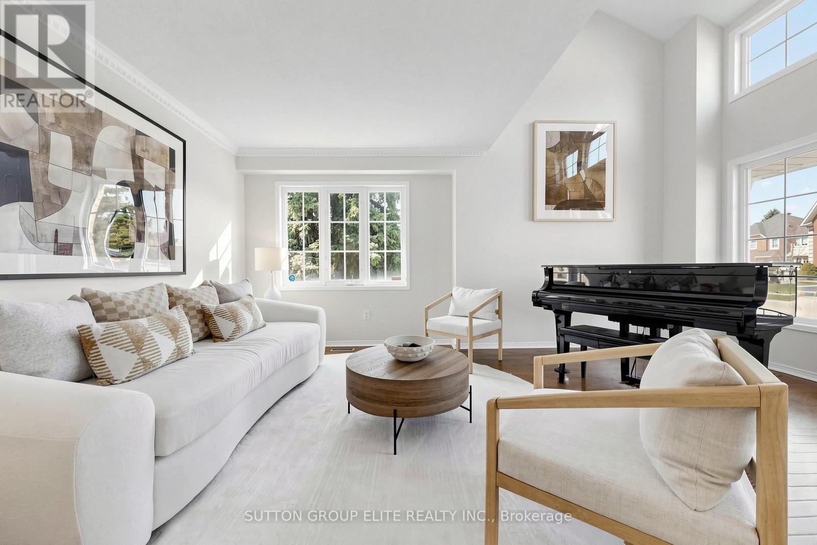 2768 Peacock Drive, Mississauga, ON - Indoor Photo Showing Living Room
