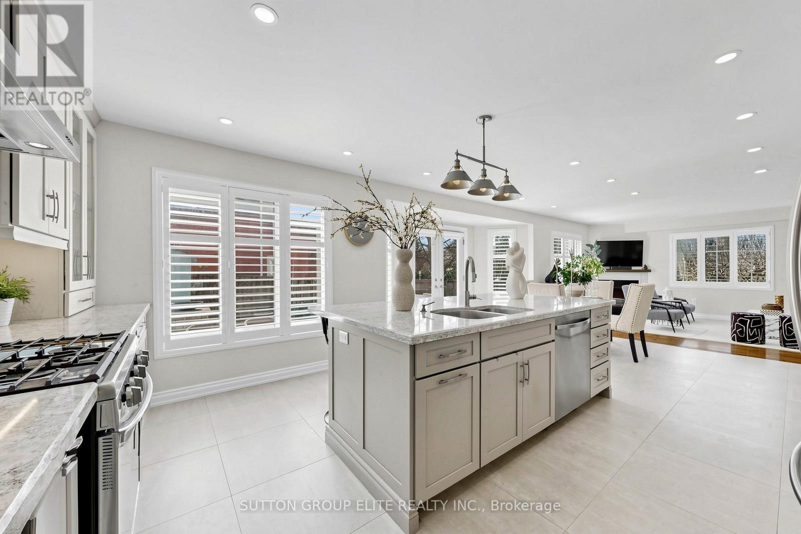 2768 Peacock Drive, Mississauga, ON - Indoor Photo Showing Kitchen With Double Sink With Upgraded Kitchen