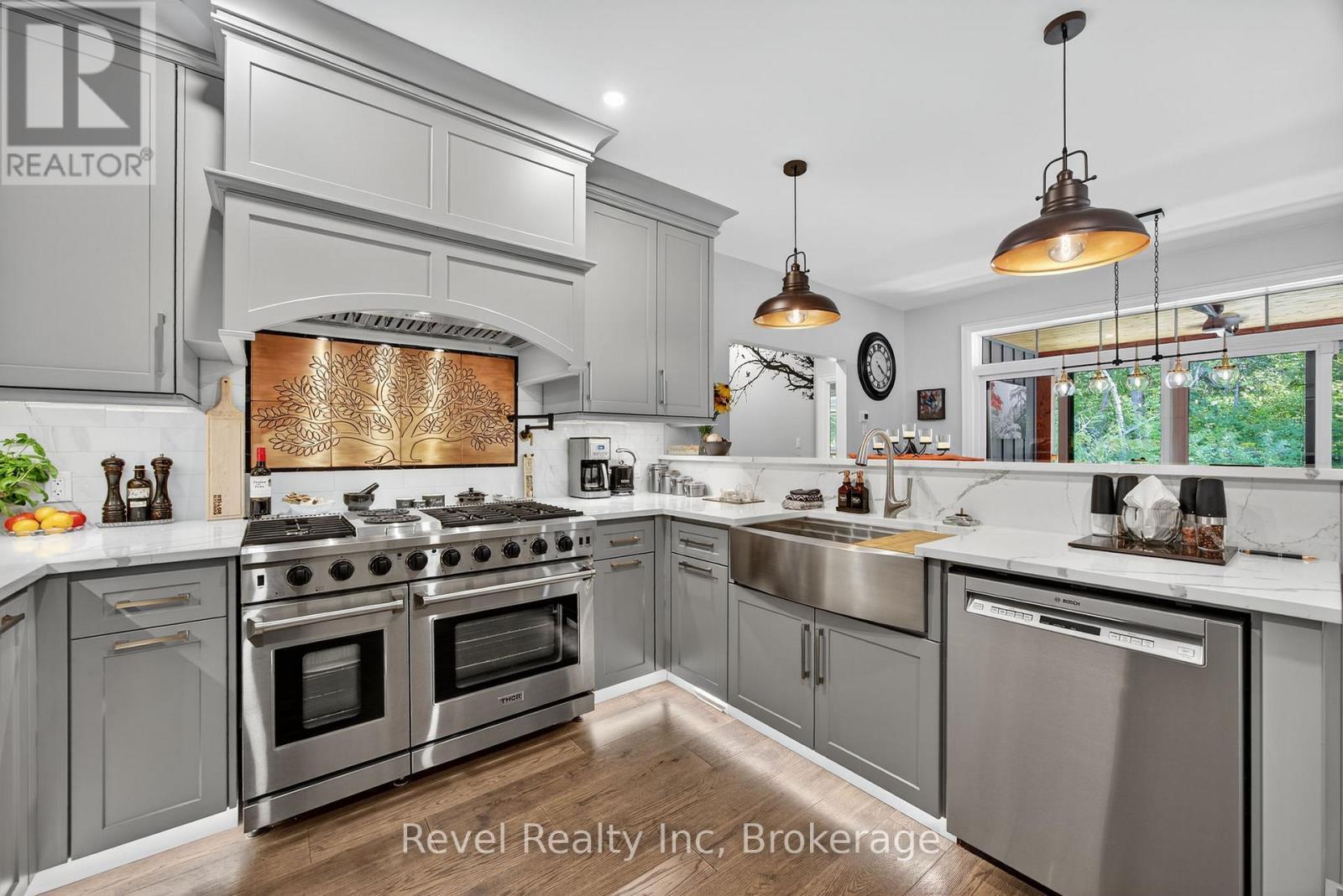 517 Silverbirch Drive, Tiny, ON - Indoor Photo Showing Kitchen With Upgraded Kitchen