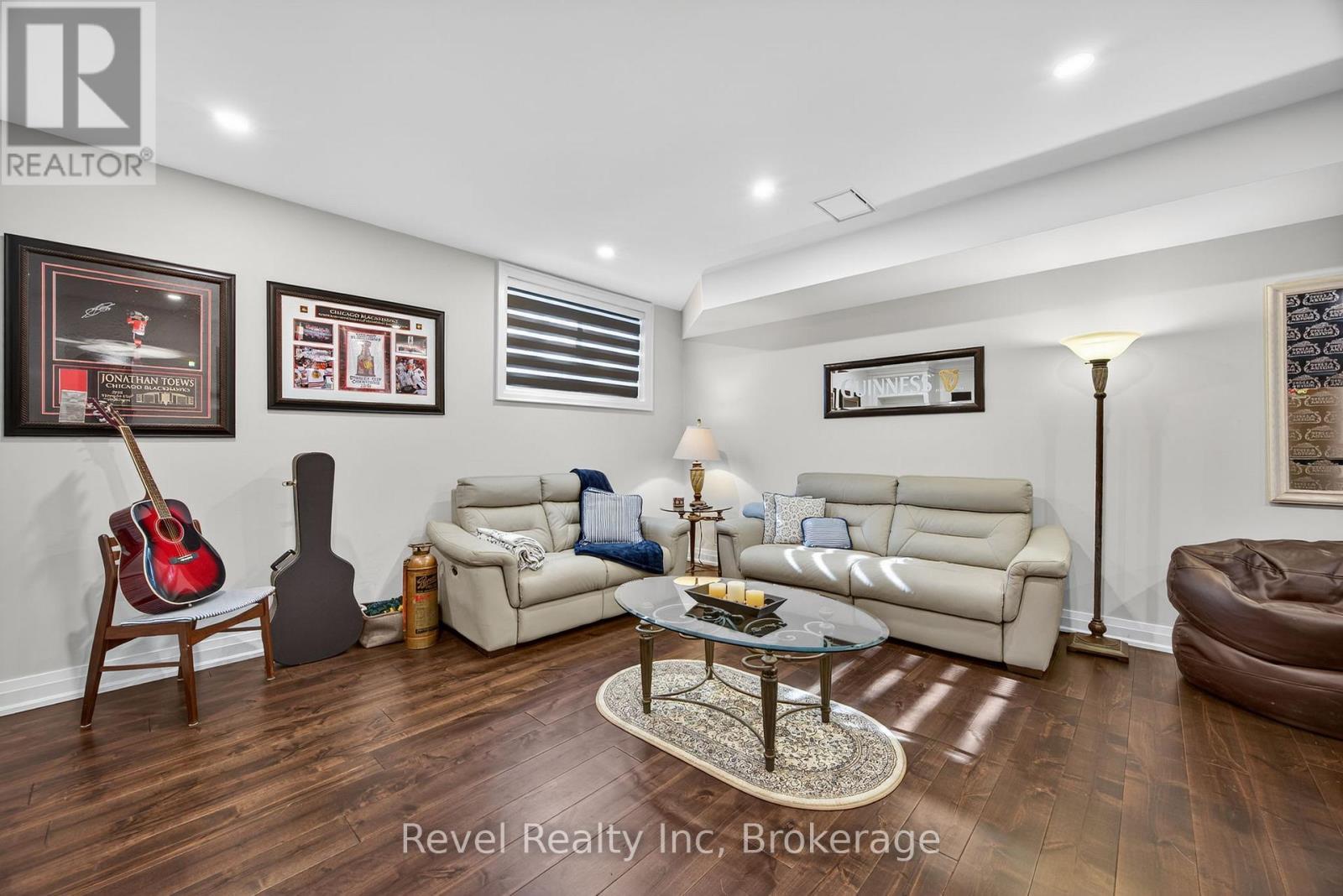 517 Silverbirch Drive, Tiny, ON - Indoor Photo Showing Living Room