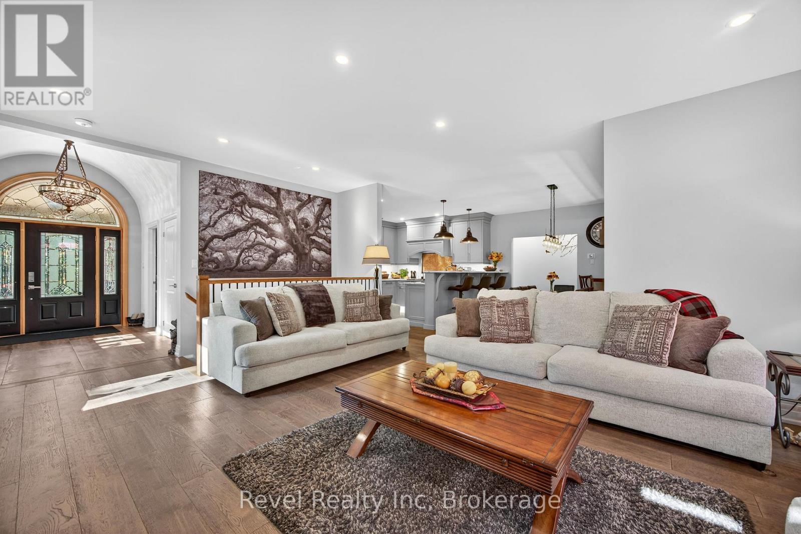 517 Silverbirch Drive, Tiny, ON - Indoor Photo Showing Living Room