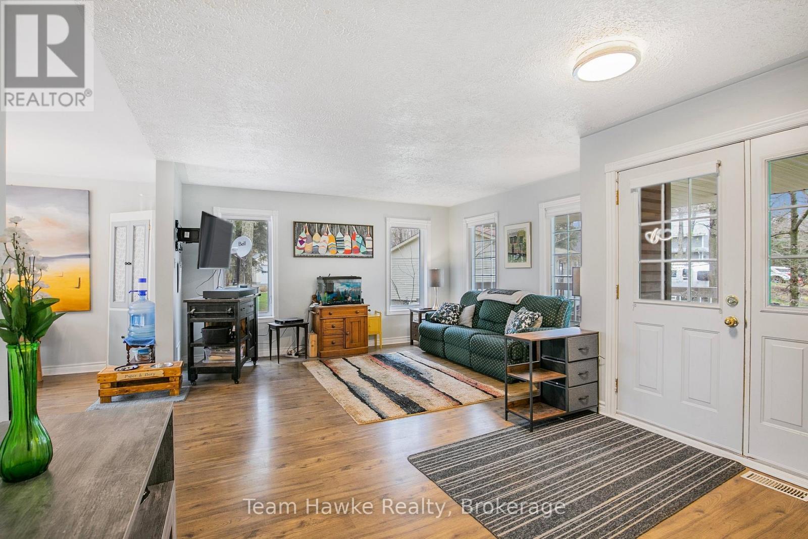 22 Laurier Boulevard, Tiny, ON - Indoor Photo Showing Living Room
