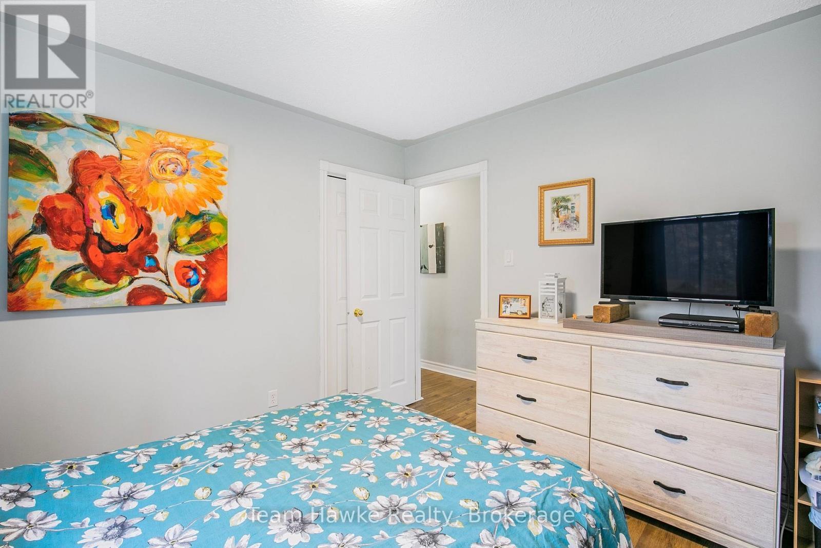 22 Laurier Boulevard, Tiny, ON - Indoor Photo Showing Bedroom