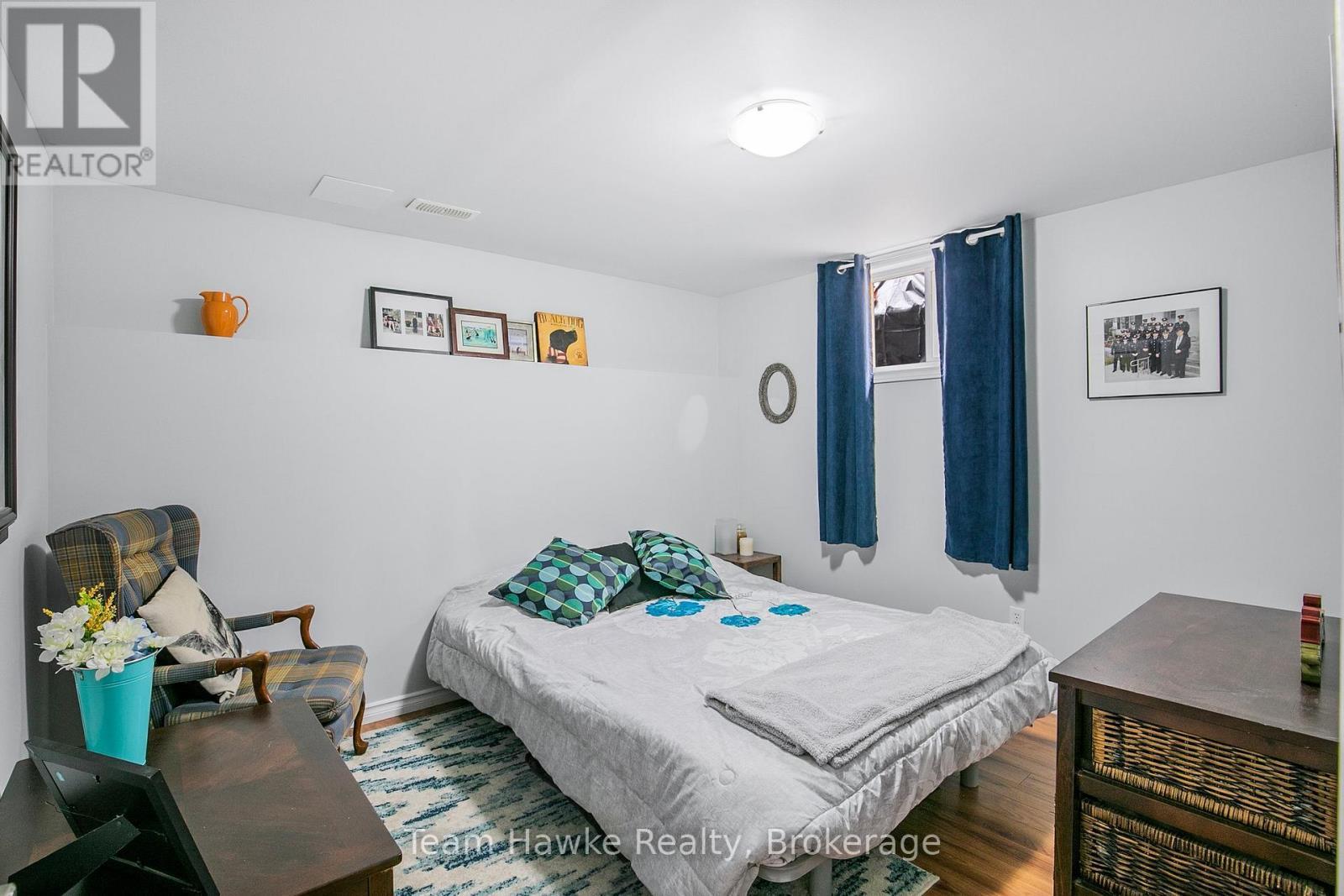 22 Laurier Boulevard, Tiny, ON - Indoor Photo Showing Bedroom