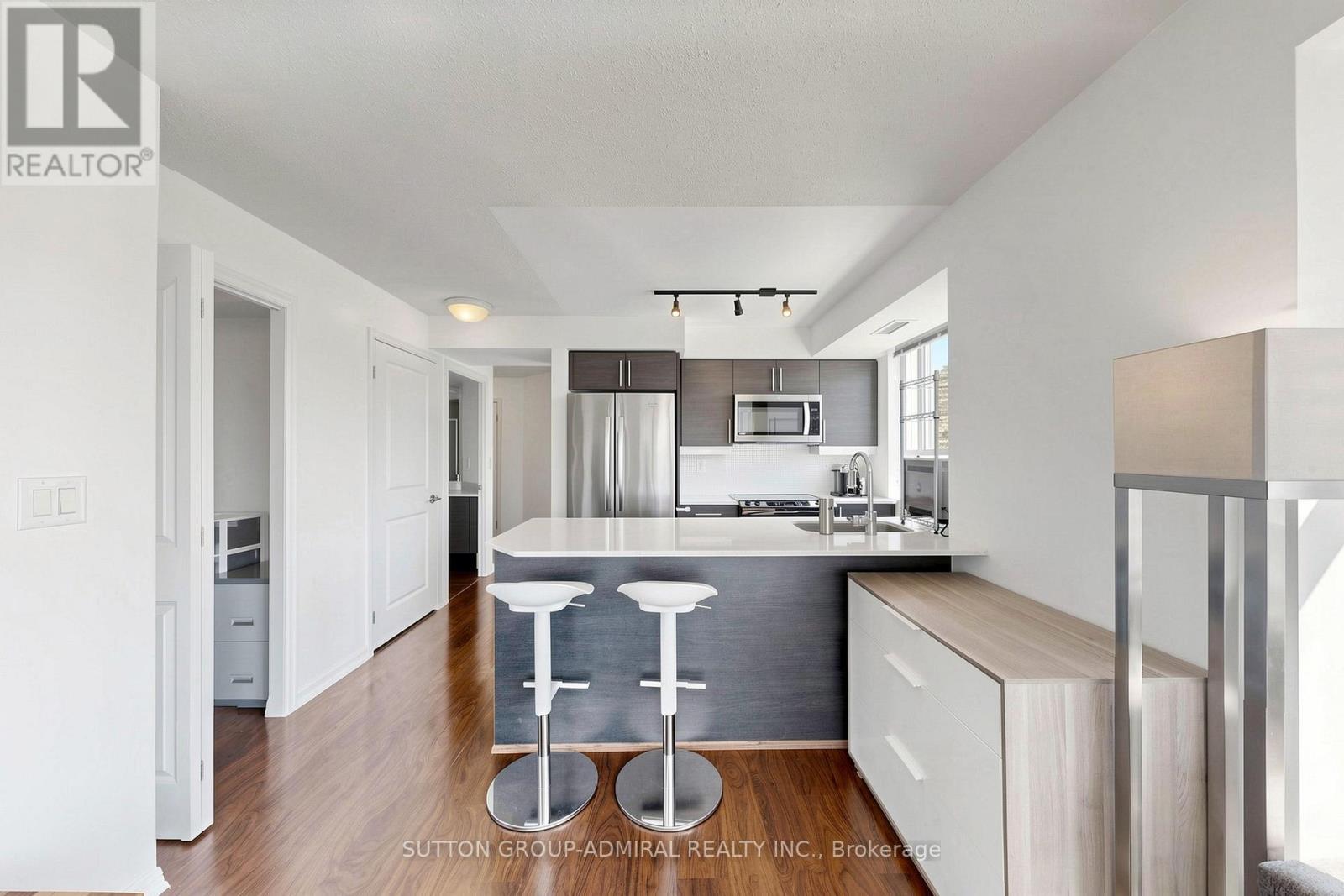 Breakfast Bar - #710 - 125 Western Battery Road, Toronto, ON - Indoor Photo Showing Kitchen With Stainless Steel Kitchen