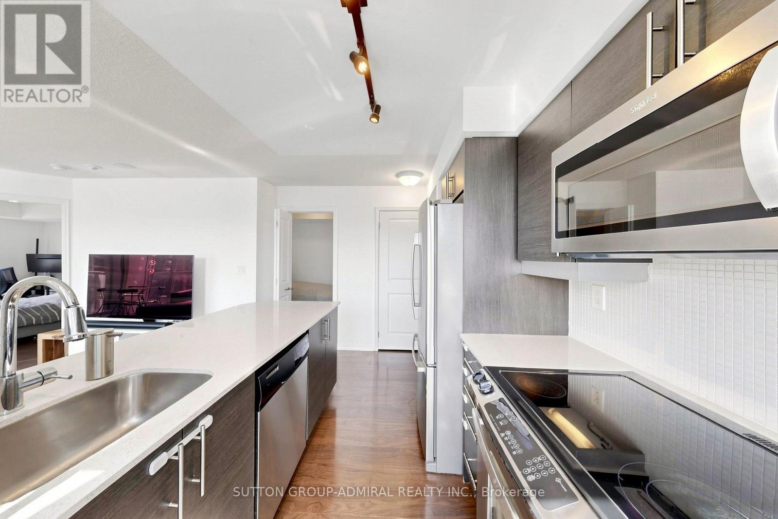 Gourmet Kitchen feature Stainless Steel Appliances - #710 - 125 Western Battery Road, Toronto, ON - Indoor Photo Showing Kitchen With Upgraded Kitchen