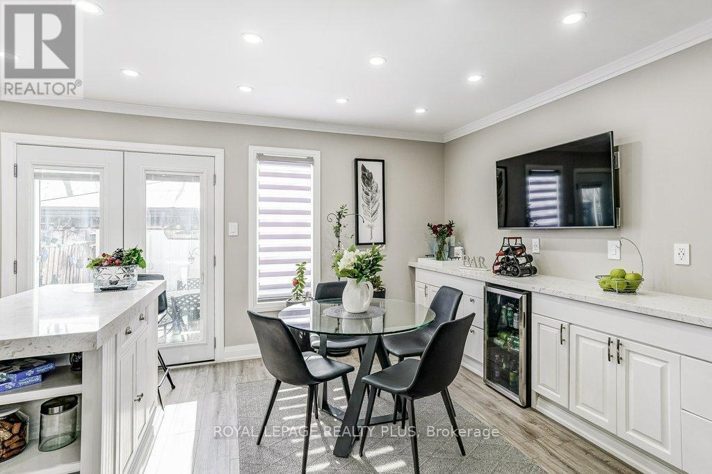 6422 Sapling Trail, Mississauga, ON - Indoor Photo Showing Dining Room