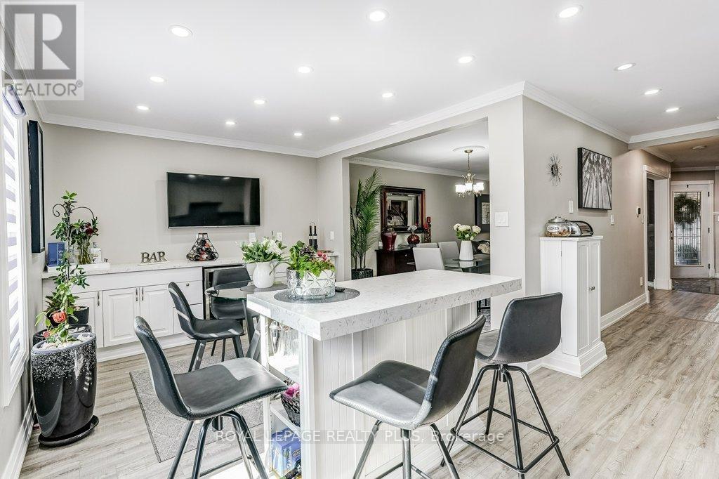 6422 Sapling Trail, Mississauga, ON - Indoor Photo Showing Dining Room