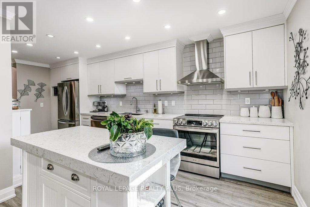6422 Sapling Trail, Mississauga, ON - Indoor Photo Showing Kitchen With Upgraded Kitchen