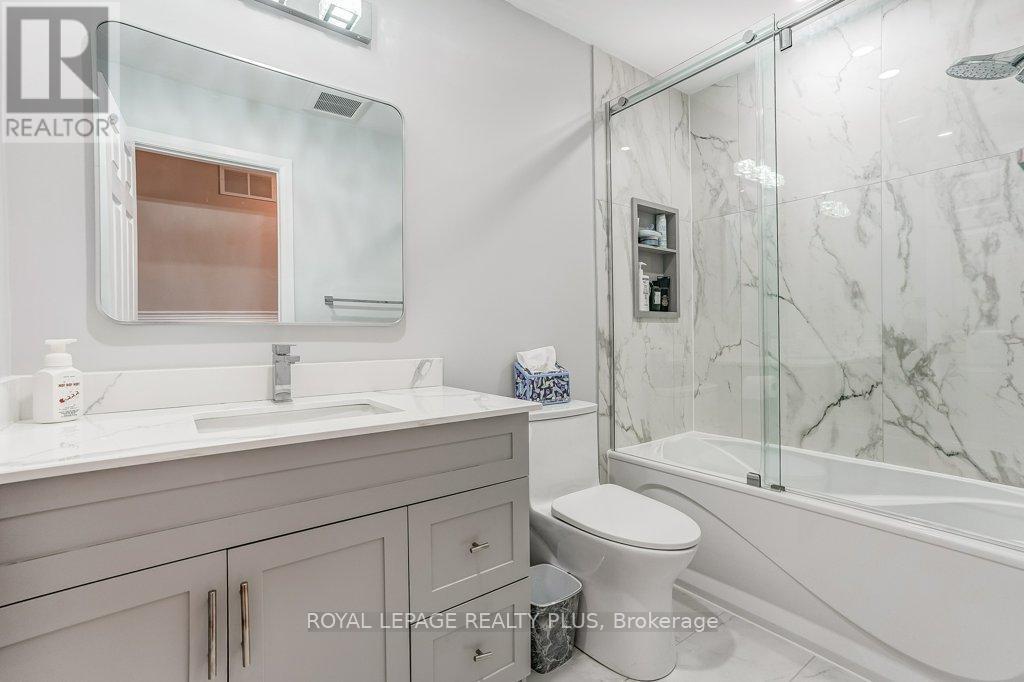 6422 Sapling Trail, Mississauga, ON - Indoor Photo Showing Bathroom