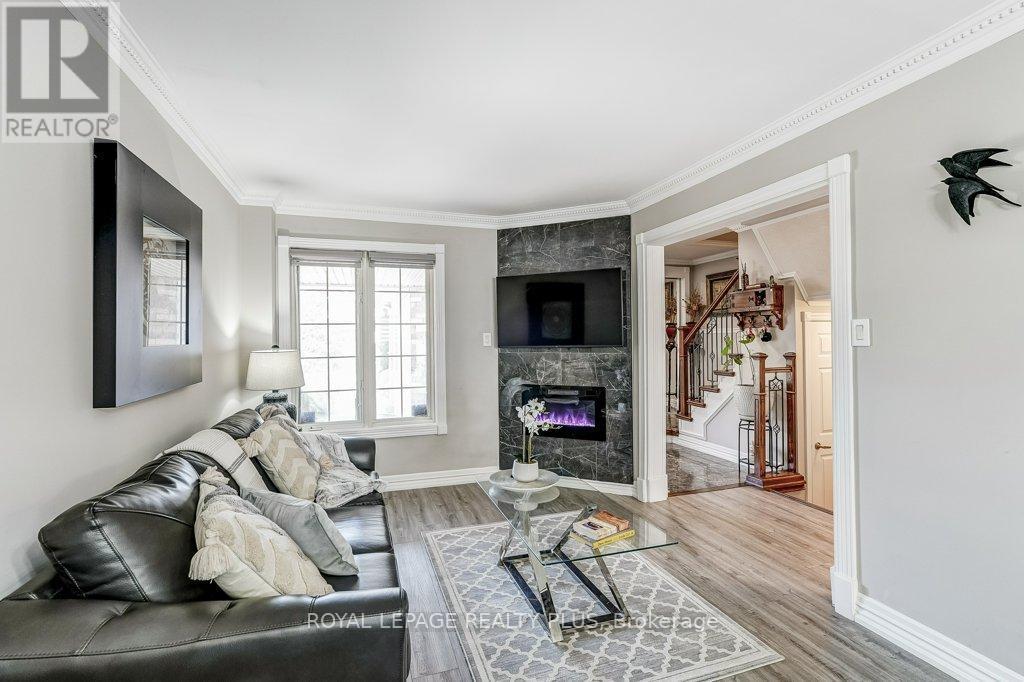 6422 Sapling Trail, Mississauga, ON - Indoor Photo Showing Living Room With Fireplace