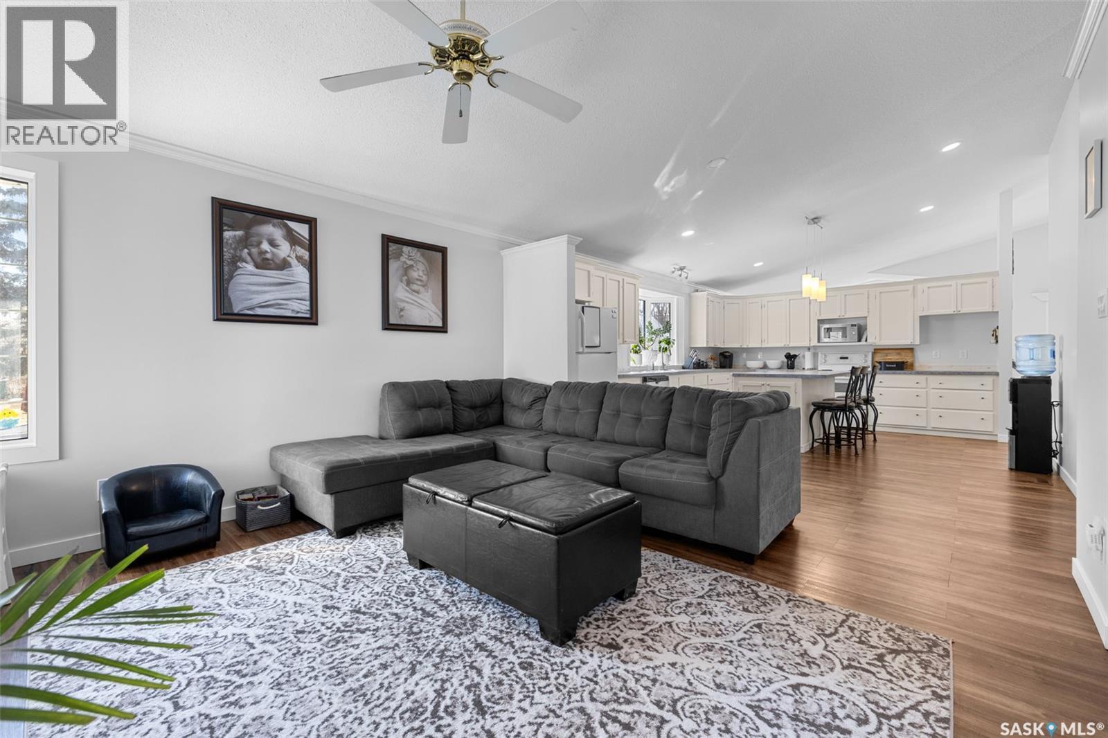 15 Thistle Bay, Regina, SK - Indoor Photo Showing Living Room
